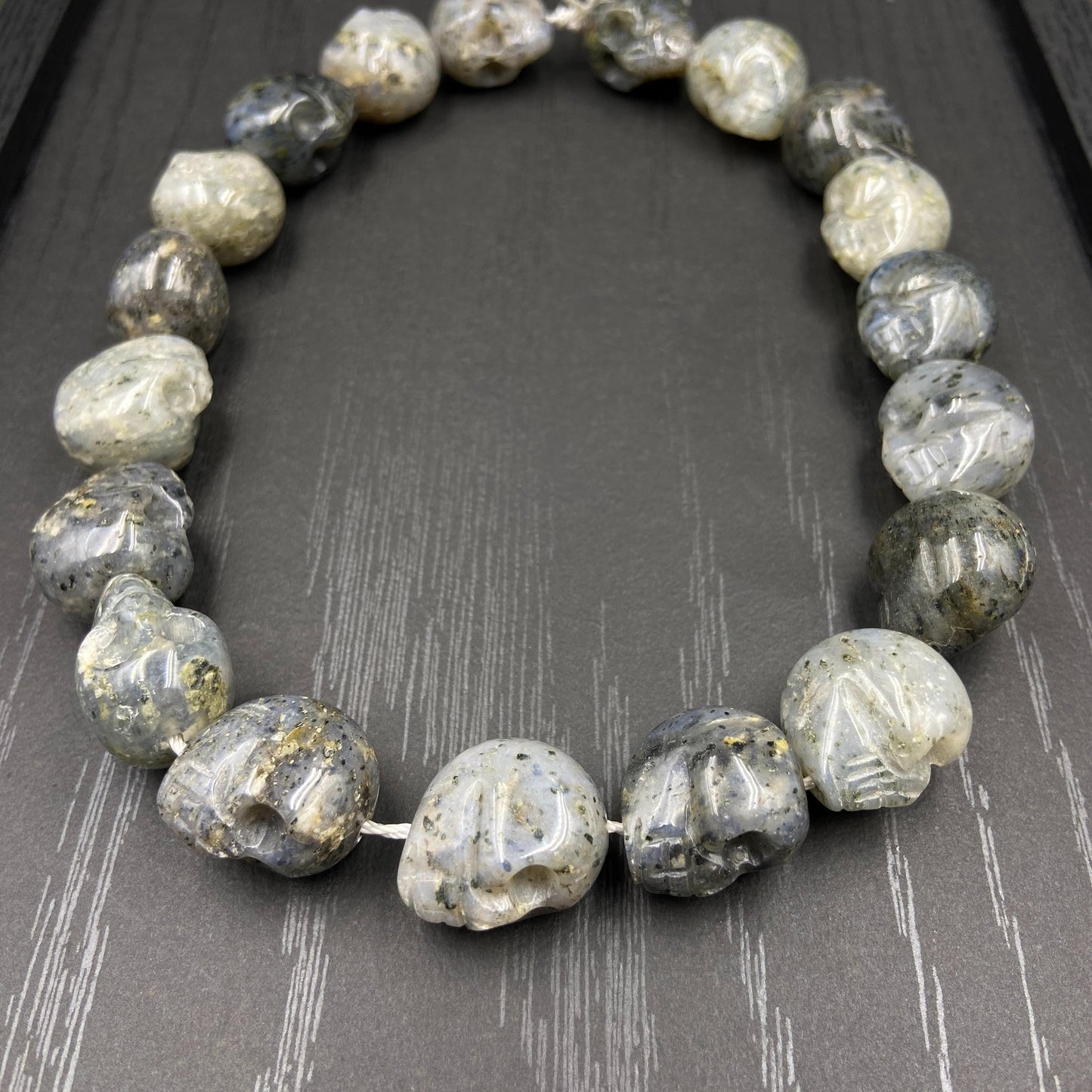 Handgeschnitzte Totenkopf Perlen aus schwarzem Naturstein für DIY Schmuckherstellung Halloween Boho Deko Kristall Bastelperlen