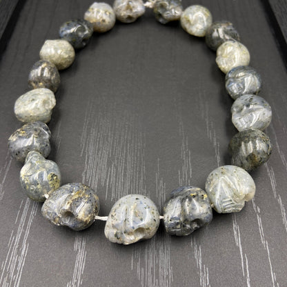 Handgeschnitzte Totenkopf Perlen aus schwarzem Naturstein für DIY Schmuckherstellung Halloween Boho Deko Kristall Bastelperlen