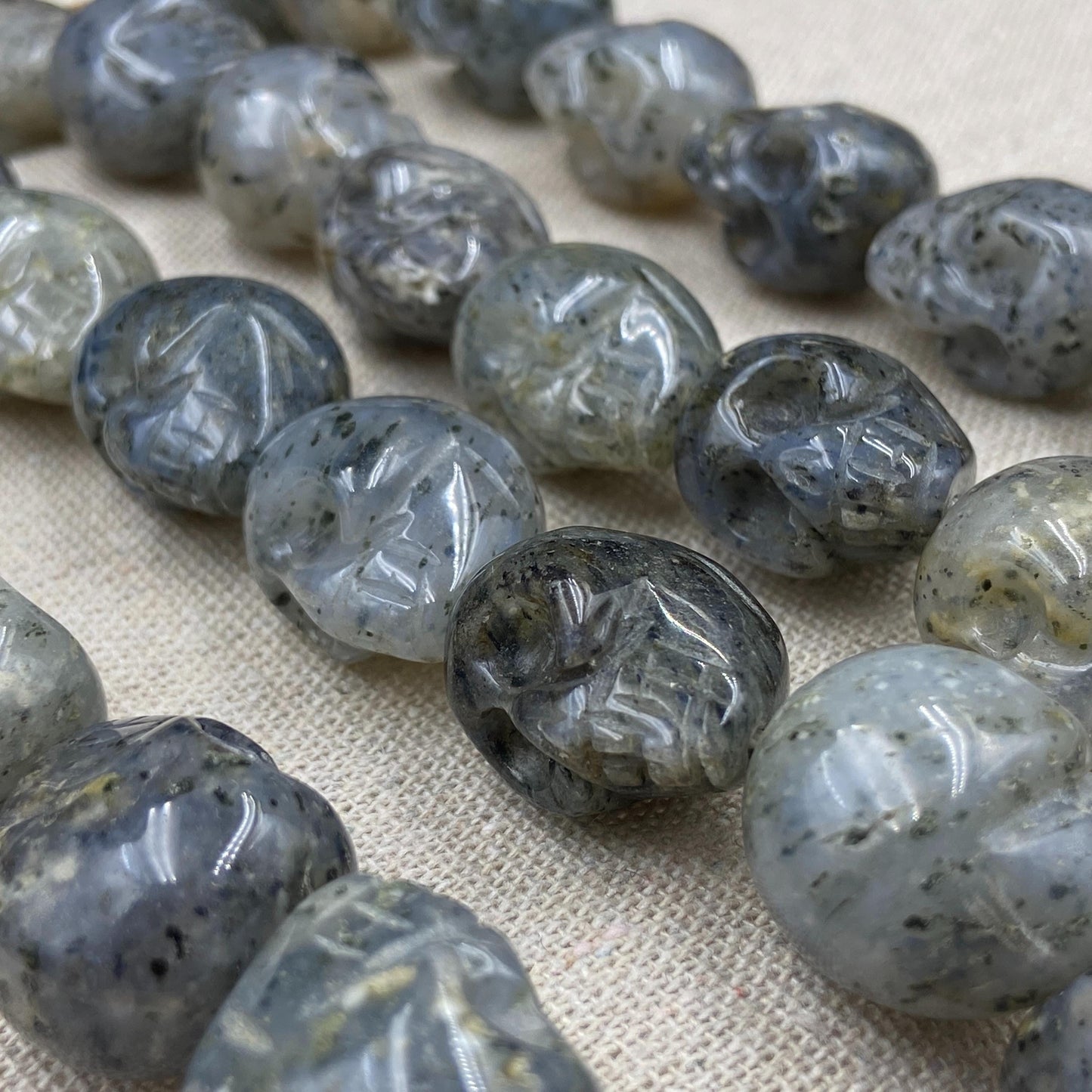 Handgeschnitzte Totenkopf Perlen aus schwarzem Naturstein für DIY Schmuckherstellung Halloween Boho Deko Kristall Bastelperlen