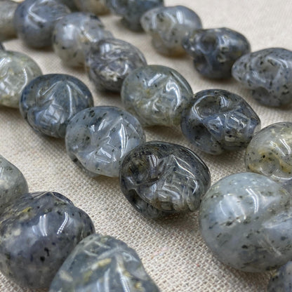 Handgeschnitzte Totenkopf Perlen aus schwarzem Naturstein für DIY Schmuckherstellung Halloween Boho Deko Kristall Bastelperlen