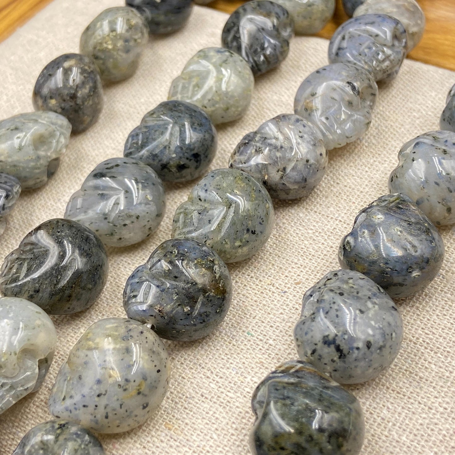 Handgeschnitzte Totenkopf Perlen aus schwarzem Naturstein für DIY Schmuckherstellung Halloween Boho Deko Kristall Bastelperlen