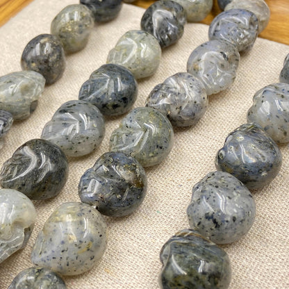 Handgeschnitzte Totenkopf Perlen aus schwarzem Naturstein für DIY Schmuckherstellung Halloween Boho Deko Kristall Bastelperlen