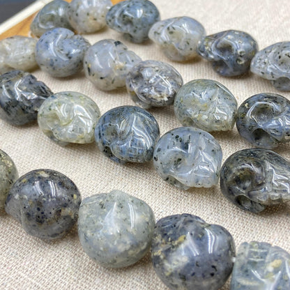 Handgeschnitzte Totenkopf Perlen aus schwarzem Naturstein für DIY Schmuckherstellung Halloween Boho Deko Kristall Bastelperlen