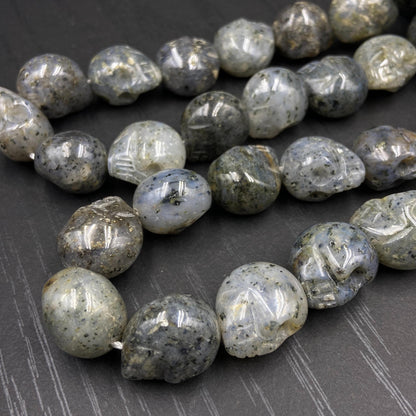 Handgeschnitzte Totenkopf Perlen aus schwarzem Naturstein für DIY Schmuckherstellung Halloween Boho Deko Kristall Bastelperlen