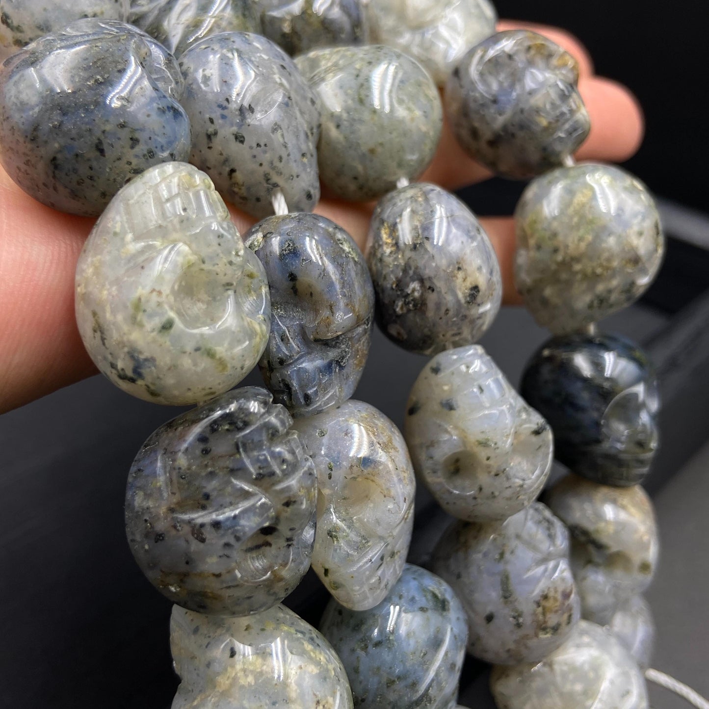 Handgeschnitzte Totenkopf Perlen aus schwarzem Naturstein für DIY Schmuckherstellung Halloween Boho Deko Kristall Bastelperlen