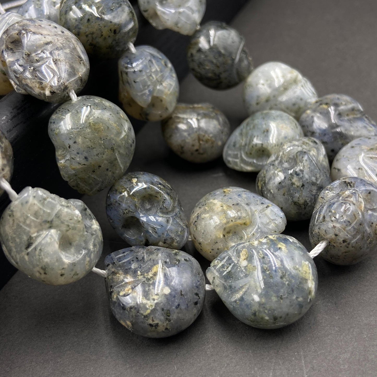 Handgeschnitzte Totenkopf Perlen aus schwarzem Naturstein für DIY Schmuckherstellung Halloween Boho Deko Kristall Bastelperlen