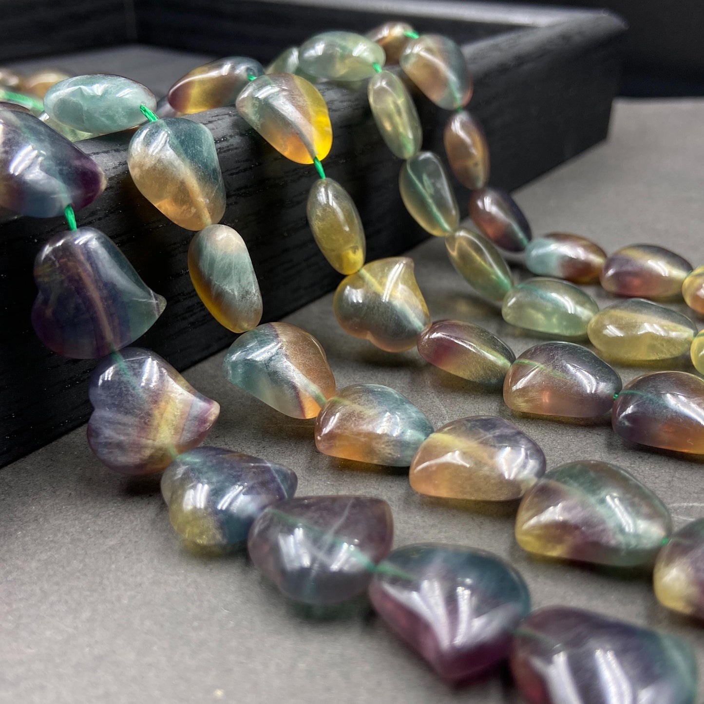 Regenbogenfarbene Naturstein Herzperlen für Boho Schmuck DIY Heilstein Armband Spiritueller Kristall Energieperlen aus Russland