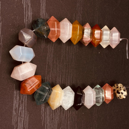 Bunte natürliche Edelstein Doppelspitzen Perlen Mix für Boho Schmuckherstellung DIY Armband Halskette Heilstein Bastelperlen Halbstrang