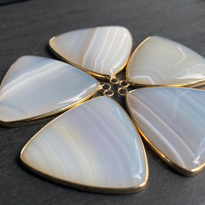 Natürlicher Dreieck Achat Anhänger mit vergoldetem Rand für DIY Schmuck, polierte Heilstein Perle für Boho Halsketten oder Ohrringe