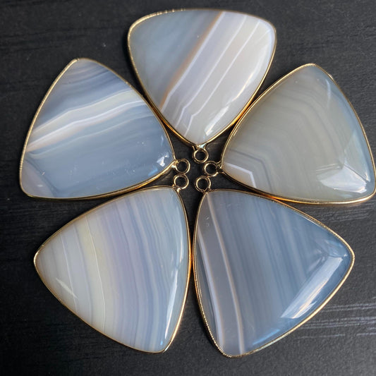 Natürlicher Dreieck Achat Anhänger mit vergoldetem Rand für DIY Schmuck, polierte Heilstein Perle für Boho Halsketten oder Ohrringe