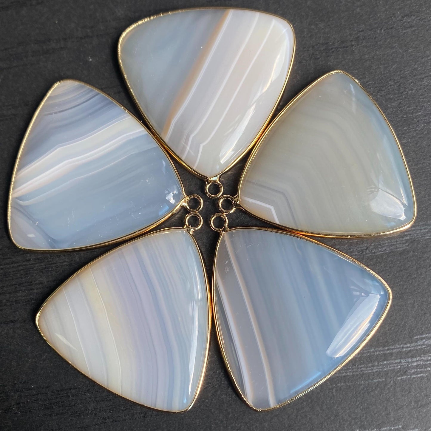 Natürlicher Dreieck Achat Anhänger mit vergoldetem Rand für DIY Schmuck, polierte Heilstein Perle für Boho Halsketten oder Ohrringe