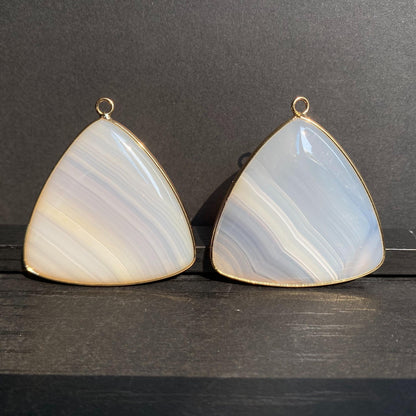 Natürlicher Dreieck Achat Anhänger mit vergoldetem Rand für DIY Schmuck, polierte Heilstein Perle für Boho Halsketten oder Ohrringe