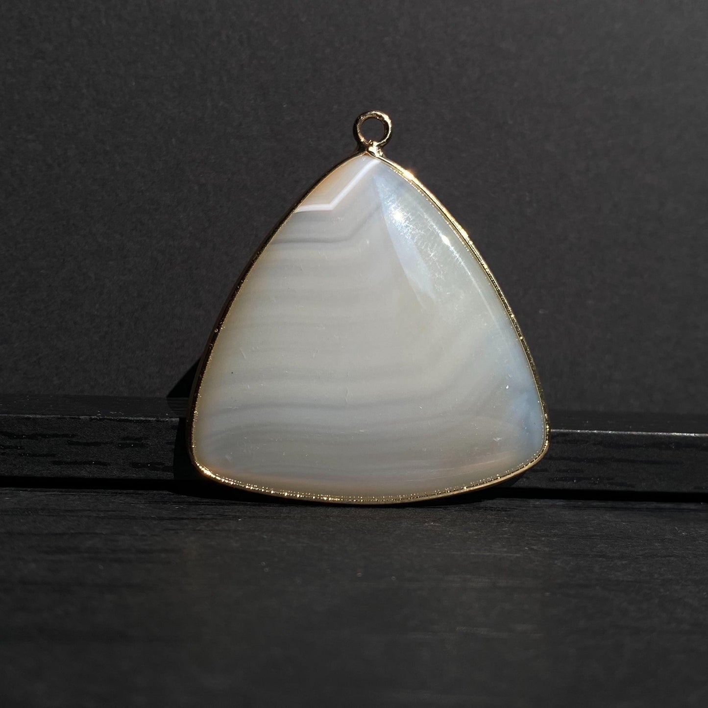 Natürlicher Dreieck Achat Anhänger mit vergoldetem Rand für DIY Schmuck, polierte Heilstein Perle für Boho Halsketten oder Ohrringe