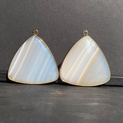 Natürlicher Dreieck Achat Anhänger mit vergoldetem Rand für DIY Schmuck, polierte Heilstein Perle für Boho Halsketten oder Ohrringe
