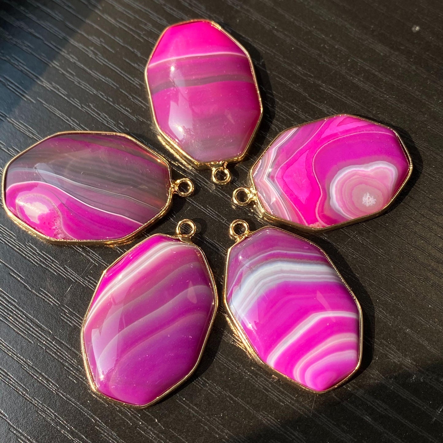 Lila Achat Anhänger für DIY Schmuckherstellung, Naturstein mit Goldrand, Boho Bastelperlen für Halsketten oder Ohrringe