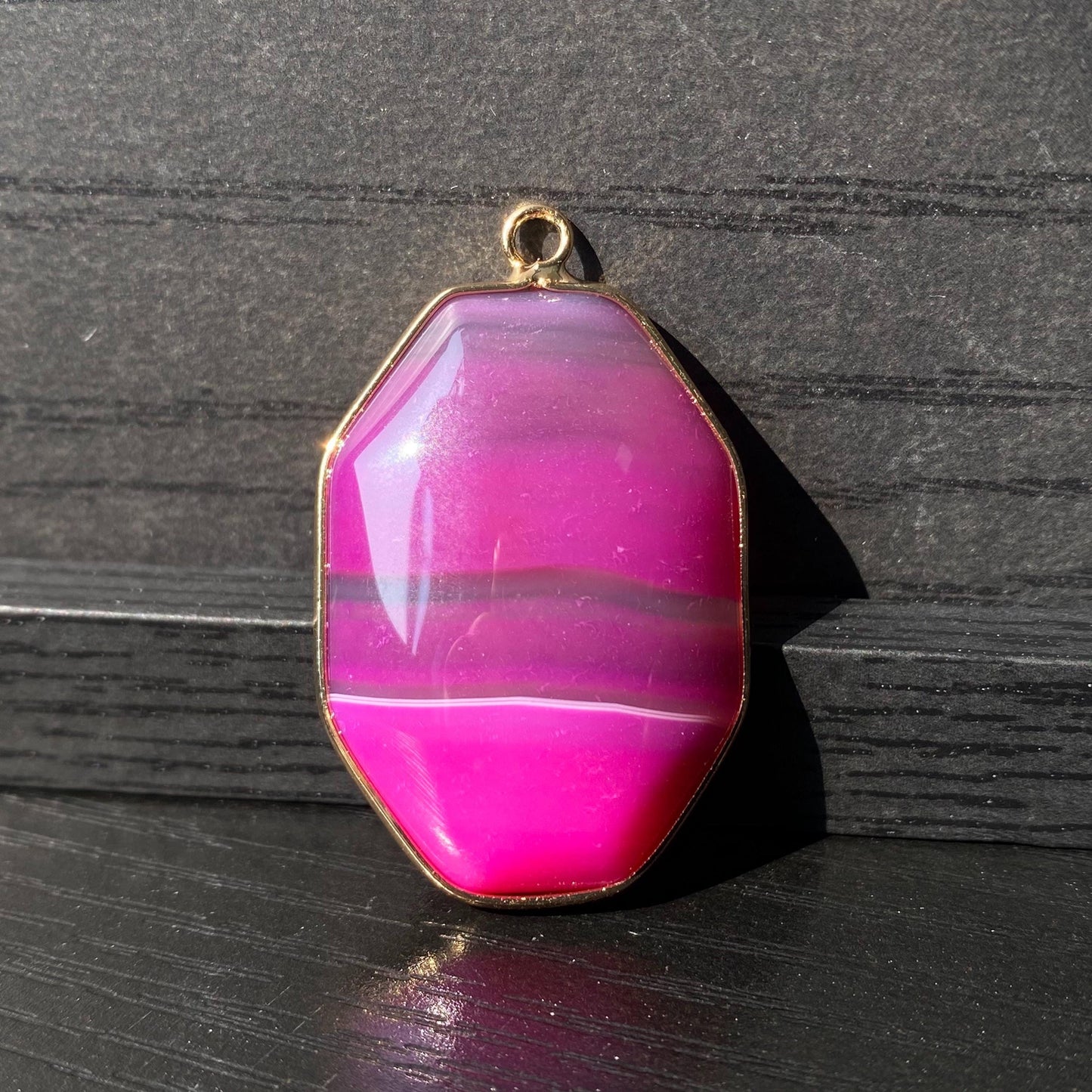 Lila Achat Anhänger für DIY Schmuckherstellung, Naturstein mit Goldrand, Boho Bastelperlen für Halsketten oder Ohrringe