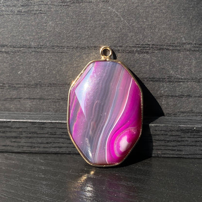 Lila Achat Anhänger für DIY Schmuckherstellung, Naturstein mit Goldrand, Boho Bastelperlen für Halsketten oder Ohrringe