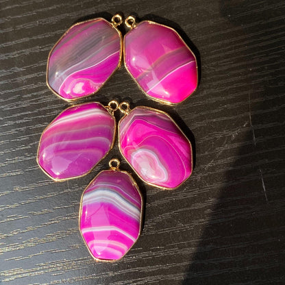 Lila Achat Anhänger für DIY Schmuckherstellung, Naturstein mit Goldrand, Boho Bastelperlen für Halsketten oder Ohrringe