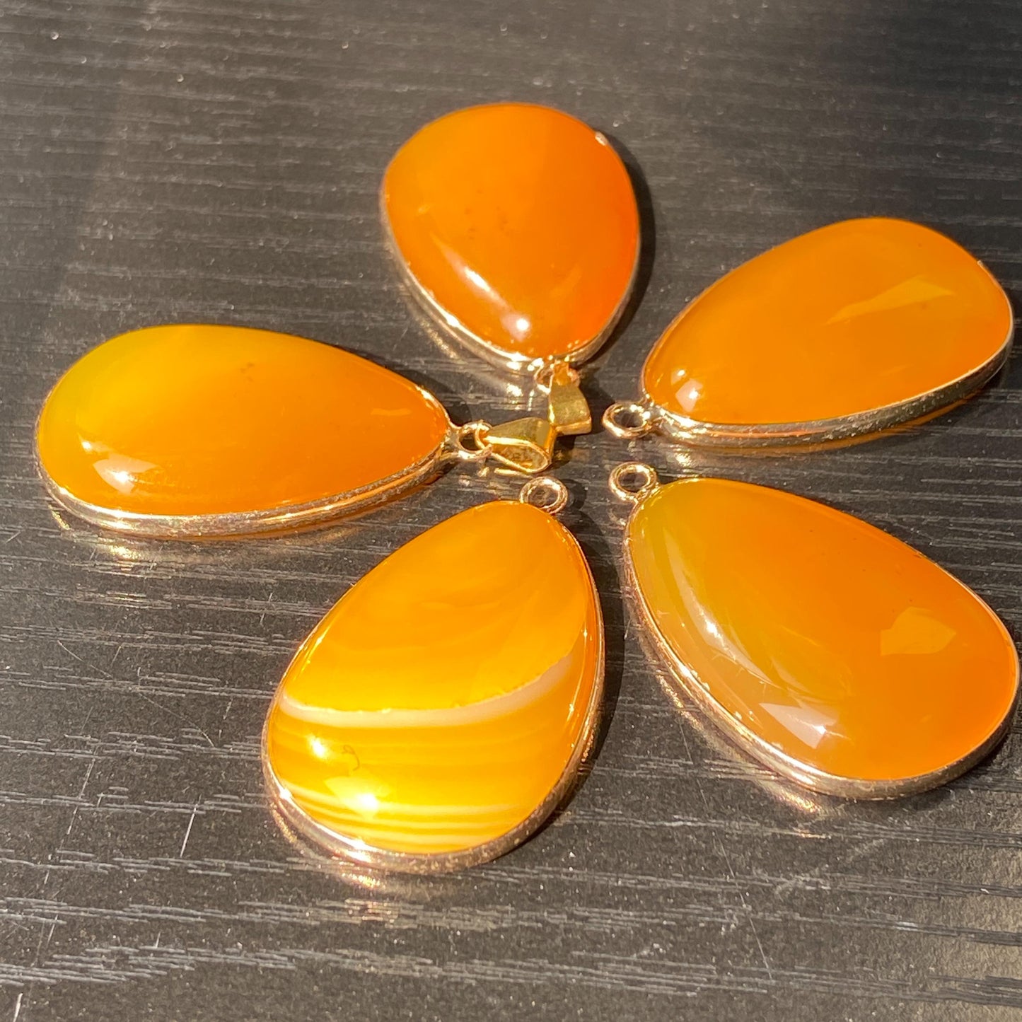 Gelber Achat Anhänger für DIY Schmuckherstellung, Naturstein mit Goldrand, Boho Bastelperlen für Halsketten oder Ohrringe