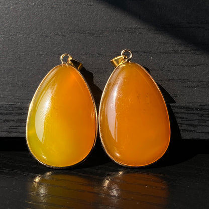 Gelber Achat Anhänger für DIY Schmuckherstellung, Naturstein mit Goldrand, Boho Bastelperlen für Halsketten oder Ohrringe