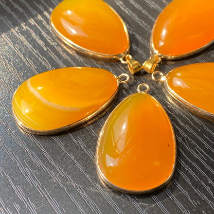 Gelber Achat Anhänger für DIY Schmuckherstellung, Naturstein mit Goldrand, Boho Bastelperlen für Halsketten oder Ohrringe