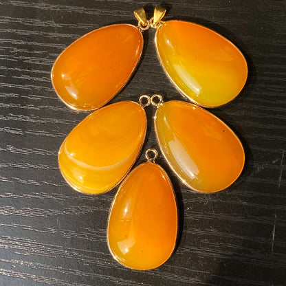 Gelber Achat Anhänger für DIY Schmuckherstellung, Naturstein mit Goldrand, Boho Bastelperlen für Halsketten oder Ohrringe