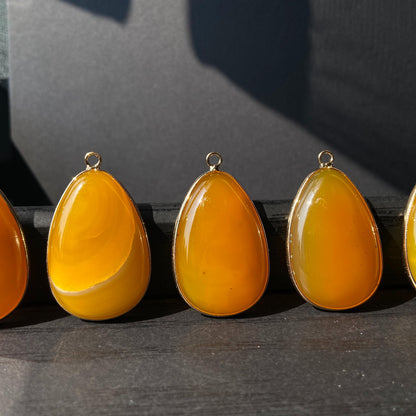 Gelber Achat Anhänger für DIY Schmuckherstellung, Naturstein mit Goldrand, Boho Bastelperlen für Halsketten oder Ohrringe