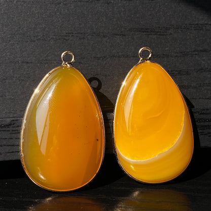 Gelber Achat Anhänger für DIY Schmuckherstellung, Naturstein mit Goldrand, Boho Bastelperlen für Halsketten oder Ohrringe