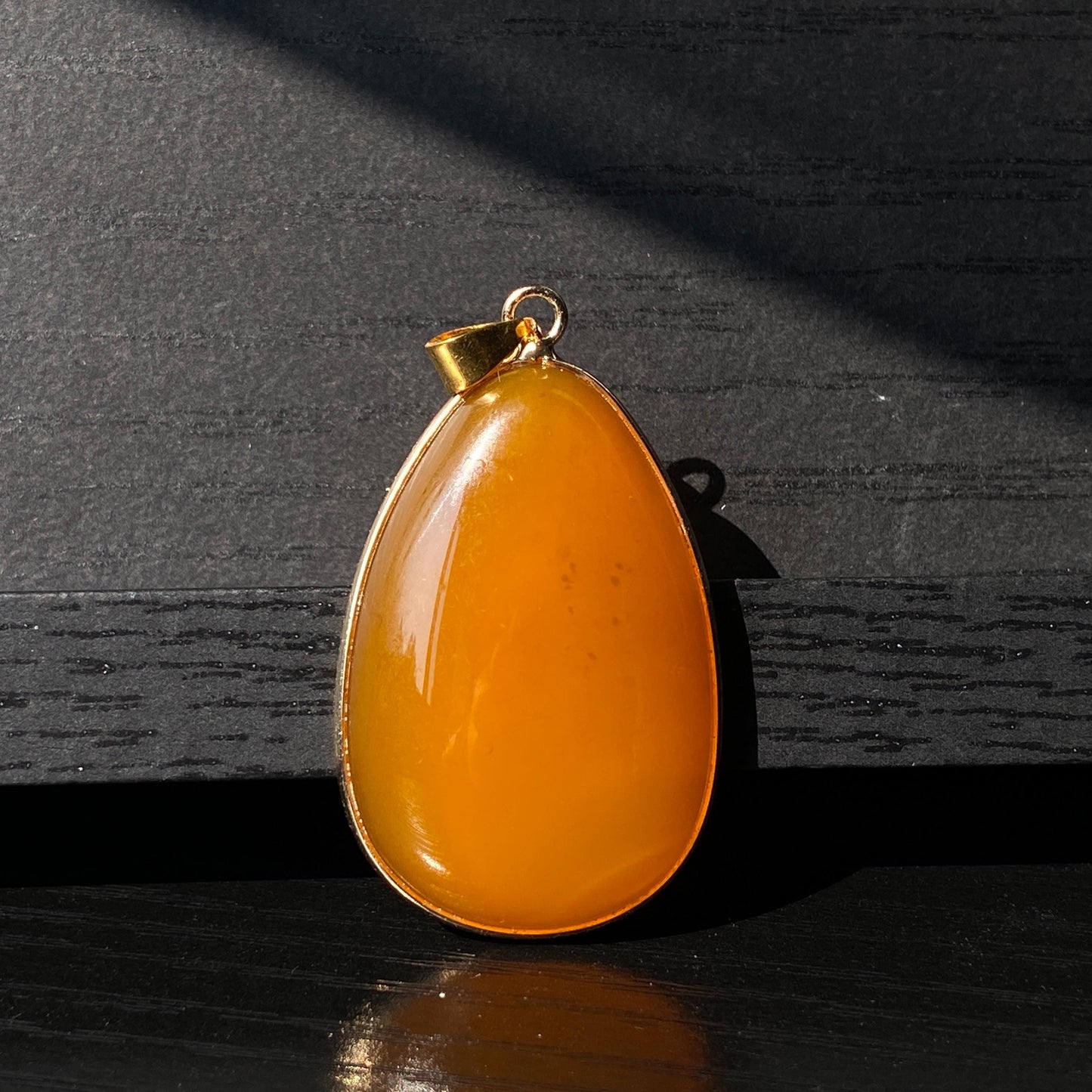 Gelber Achat Anhänger für DIY Schmuckherstellung, Naturstein mit Goldrand, Boho Bastelperlen für Halsketten oder Ohrringe