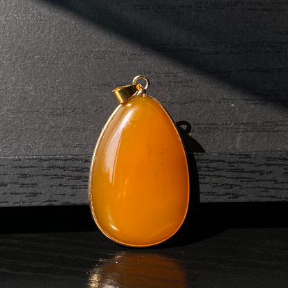 Gelber Achat Anhänger für DIY Schmuckherstellung, Naturstein mit Goldrand, Boho Bastelperlen für Halsketten oder Ohrringe