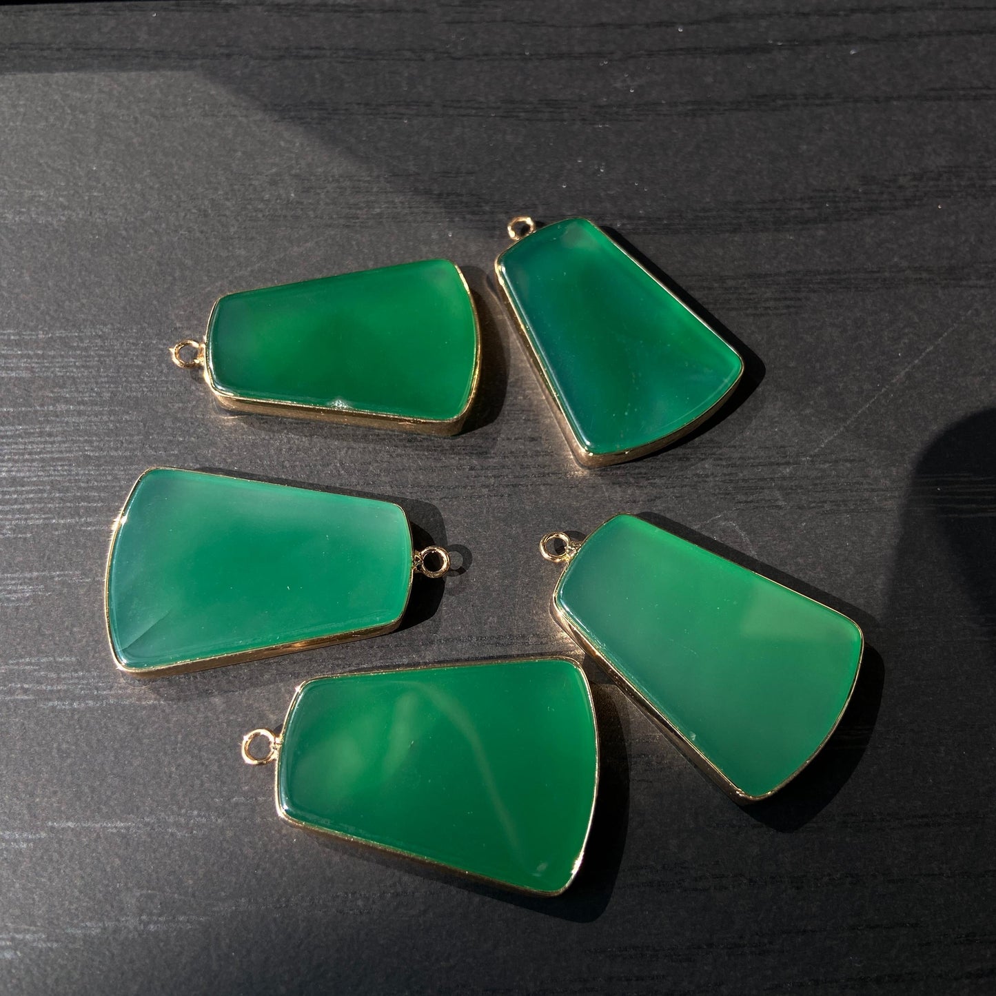 Grüner Achat Anhänger für DIY Schmuckherstellung, Naturstein mit Goldrand, Boho Bastelperlen für Halsketten oder Ohrringe, Einzelstück