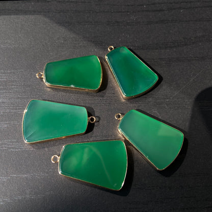 Grüner Achat Anhänger für DIY Schmuckherstellung, Naturstein mit Goldrand, Boho Bastelperlen für Halsketten oder Ohrringe, Einzelstück