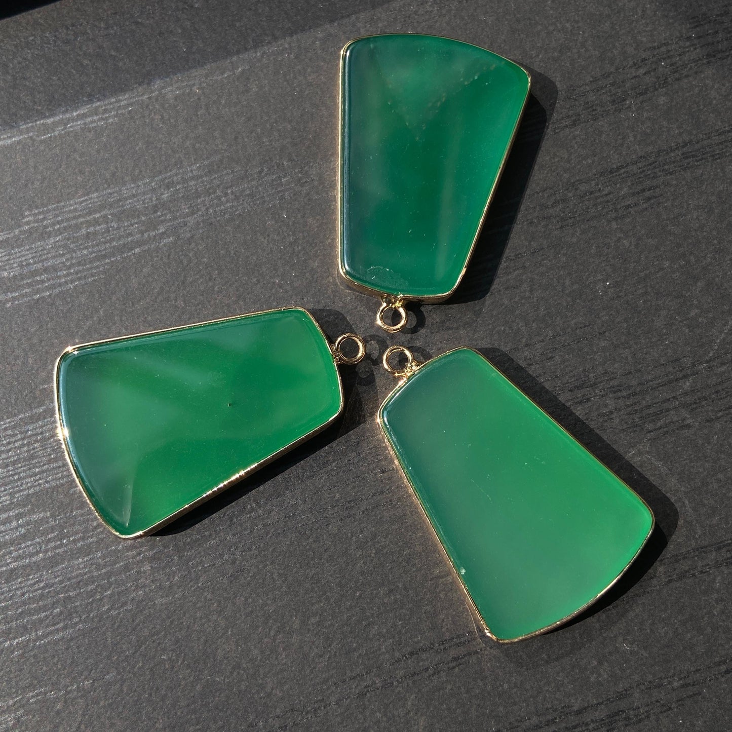 Grüner Achat Anhänger für DIY Schmuckherstellung, Naturstein mit Goldrand, Boho Bastelperlen für Halsketten oder Ohrringe, Einzelstück