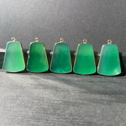 Grüner Achat Anhänger für DIY Schmuckherstellung, Naturstein mit Goldrand, Boho Bastelperlen für Halsketten oder Ohrringe, Einzelstück