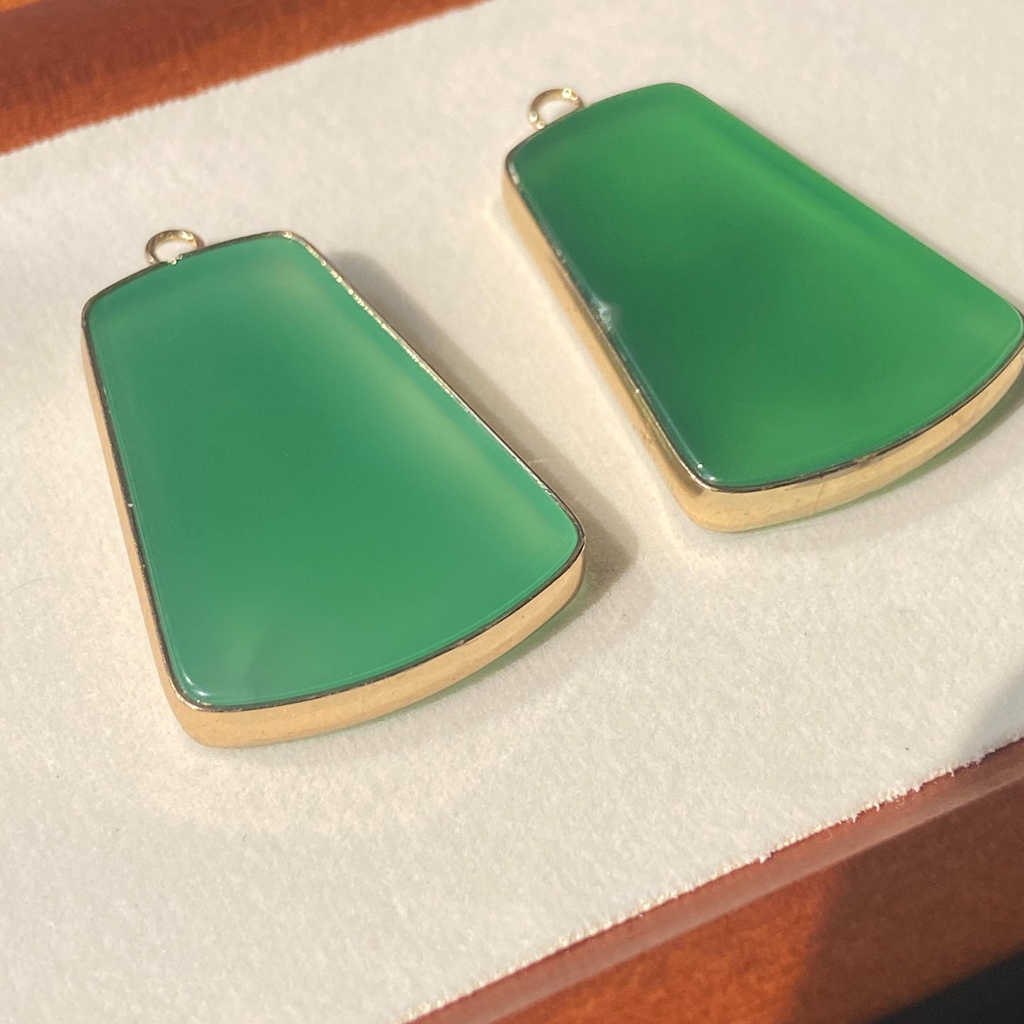 Grüner Achat Anhänger für DIY Schmuckherstellung, Naturstein mit Goldrand, Boho Bastelperlen für Halsketten oder Ohrringe, Einzelstück