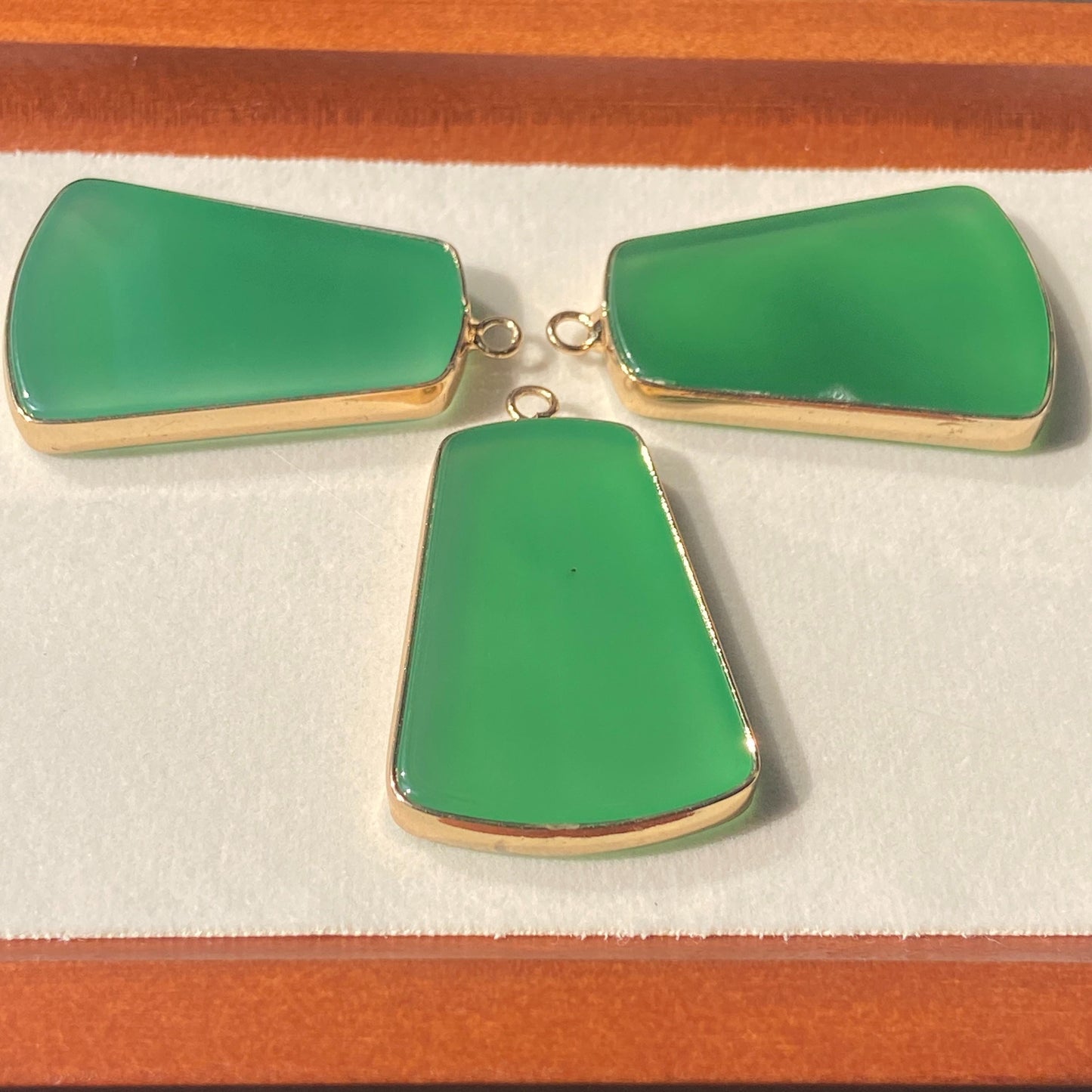 Grüner Achat Anhänger für DIY Schmuckherstellung, Naturstein mit Goldrand, Boho Bastelperlen für Halsketten oder Ohrringe, Einzelstück