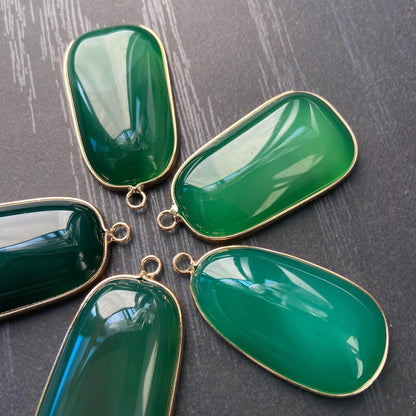 Grüner Achat Anhänger für DIY Schmuckherstellung, Naturstein mit Goldrand, Boho Bastelperlen für Halsketten oder Ohrringe, Einzelstück