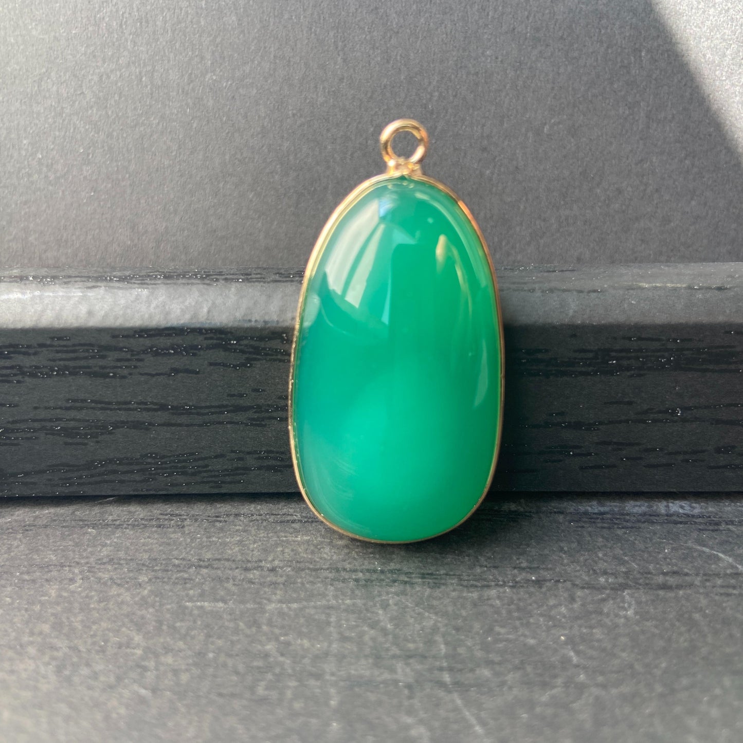 Grüner Achat Anhänger für DIY Schmuckherstellung, Naturstein mit Goldrand, Boho Bastelperlen für Halsketten oder Ohrringe, Einzelstück