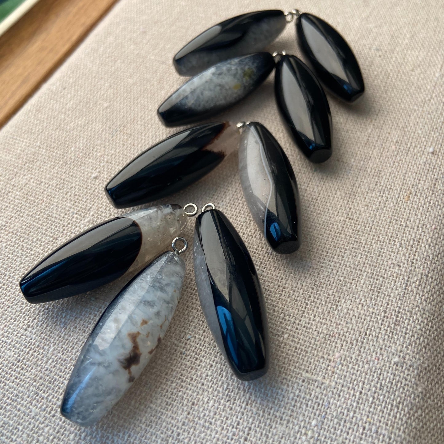 Natürlicher Kristall-Achat Anhänger für Schmuckherstellung – Boho DIY Perle, gebohrt, schwarzer & weißer Stein, Heilstein Unikat