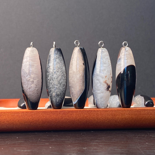 Natürlicher Kristall-Achat Anhänger für Schmuckherstellung – Boho DIY Perle, gebohrt, schwarzer & weißer Stein, Heilstein Unikat