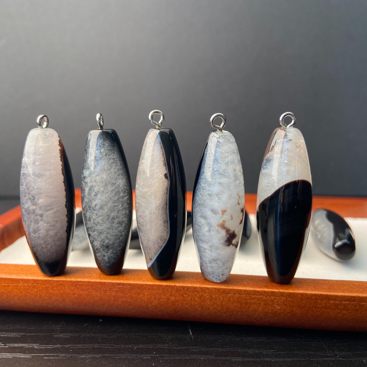 Natürlicher Kristall-Achat Anhänger für Schmuckherstellung – Boho DIY Perle, gebohrt, schwarzer & weißer Stein, Heilstein Unikat