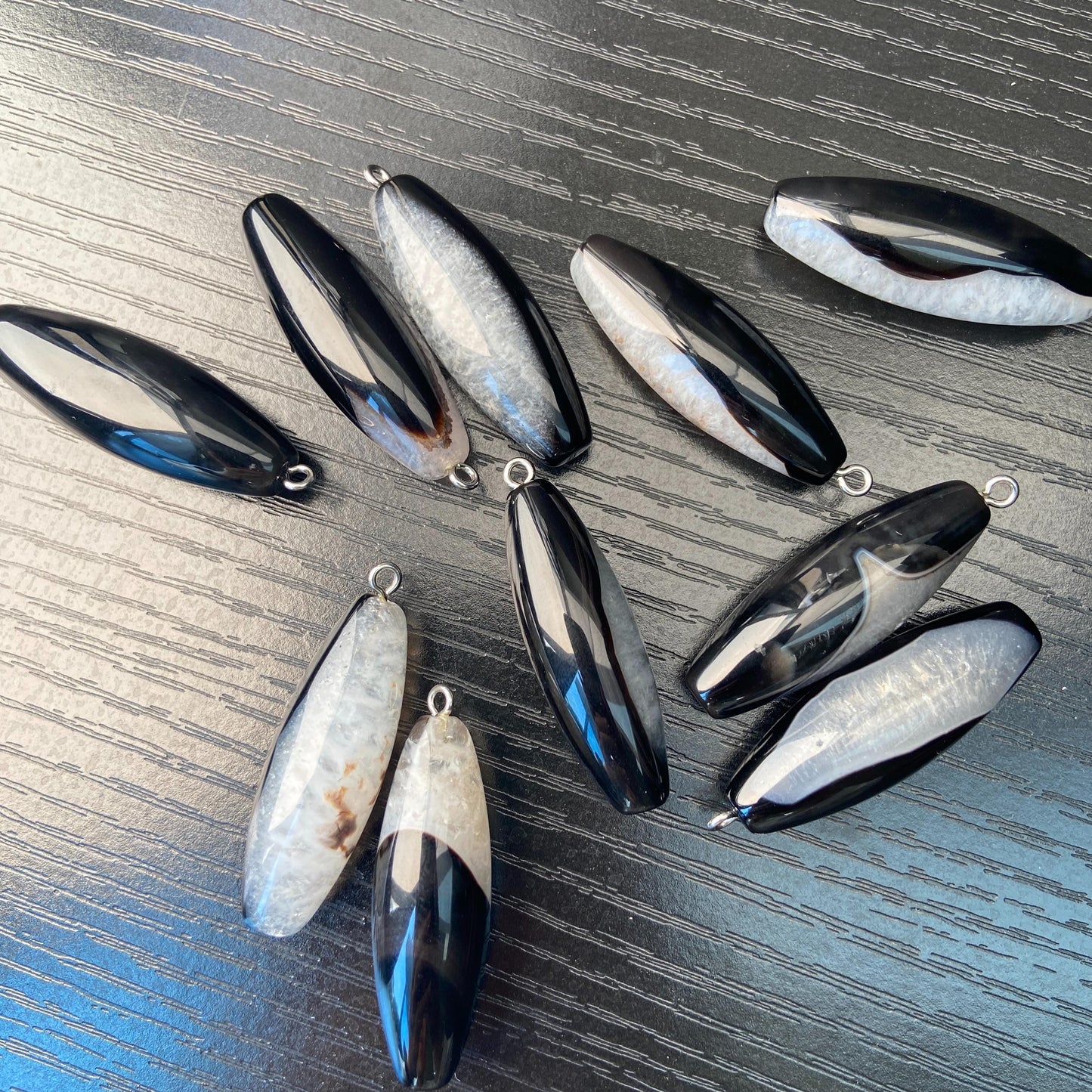 Natürlicher Kristall-Achat Anhänger für Schmuckherstellung – Boho DIY Perle, gebohrt, schwarzer & weißer Stein, Heilstein Unikat