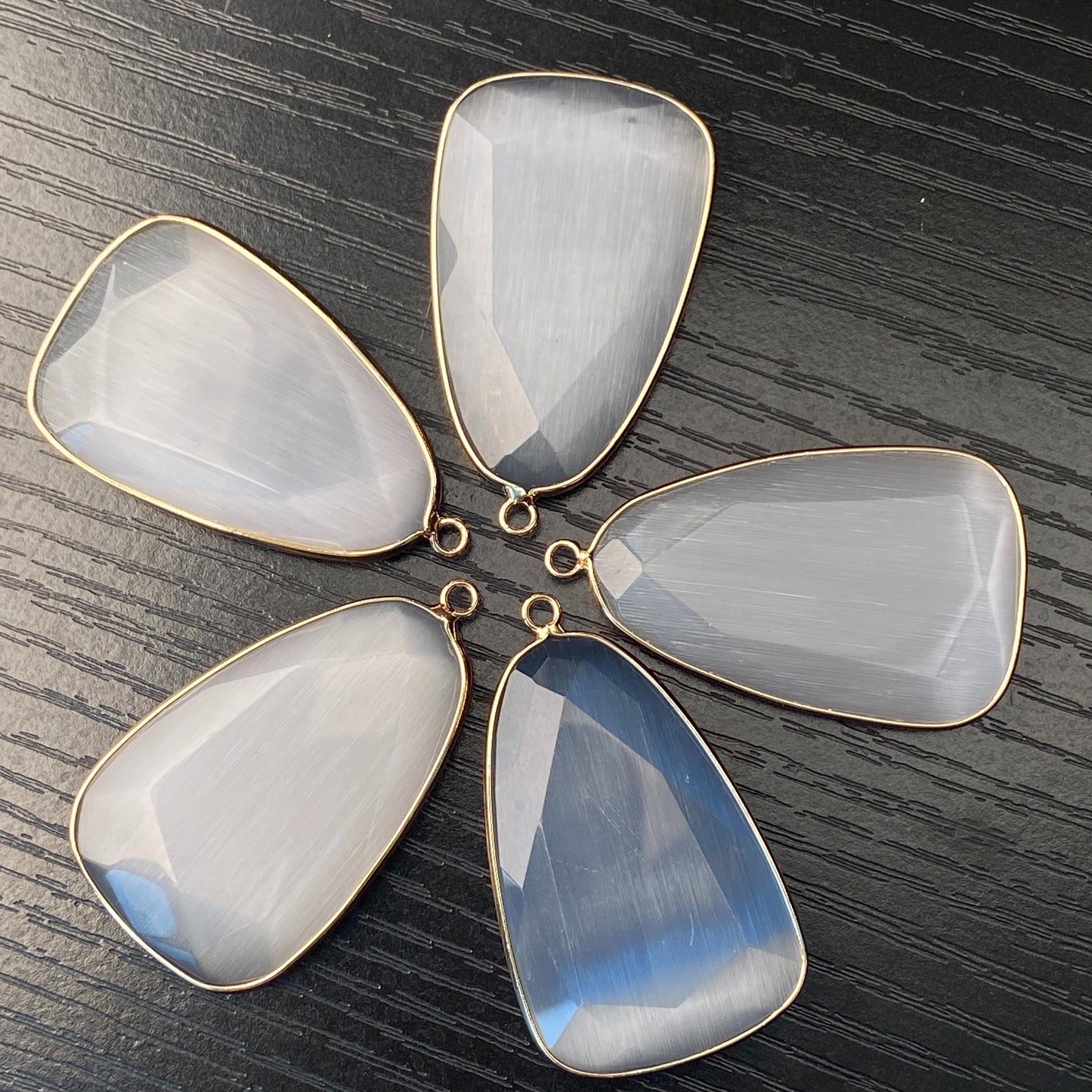 Facettierter grauer synthetischer Katzenauge Kristall Anhänger mit goldfarbener Fassung für DIY Schmuckherstellung und Boho Schmuckdesign