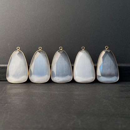 Facettierter grauer synthetischer Katzenauge Kristall Anhänger mit goldfarbener Fassung für DIY Schmuckherstellung und Boho Schmuckdesign