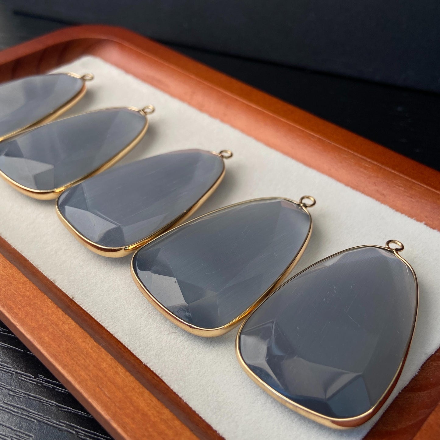 Facettierter grauer synthetischer Katzenauge Kristall Anhänger mit goldfarbener Fassung für DIY Schmuckherstellung und Boho Schmuckdesign