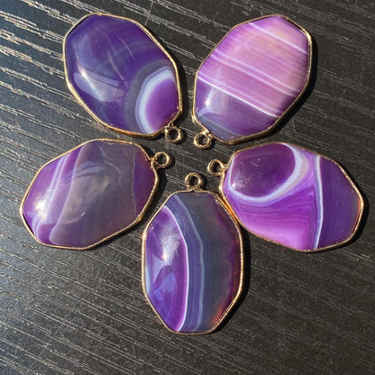 Facettierter lila Achat Anhänger mit Goldrahmen für Schmuckherstellung · Boho Stil · Naturstein Bastelperlen für DIY Halsketten & Geschenke