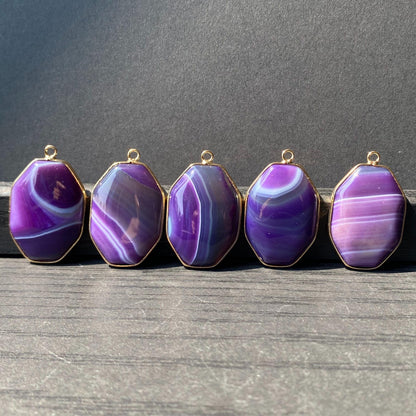 Facettierter lila Achat Anhänger mit Goldrahmen für Schmuckherstellung · Boho Stil · Naturstein Bastelperlen für DIY Halsketten & Geschenke