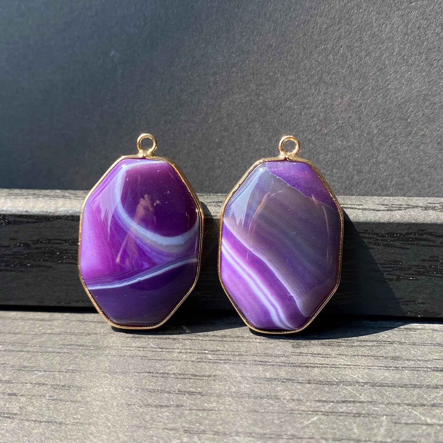 Facettierter lila Achat Anhänger mit Goldrahmen für Schmuckherstellung · Boho Stil · Naturstein Bastelperlen für DIY Halsketten & Geschenke