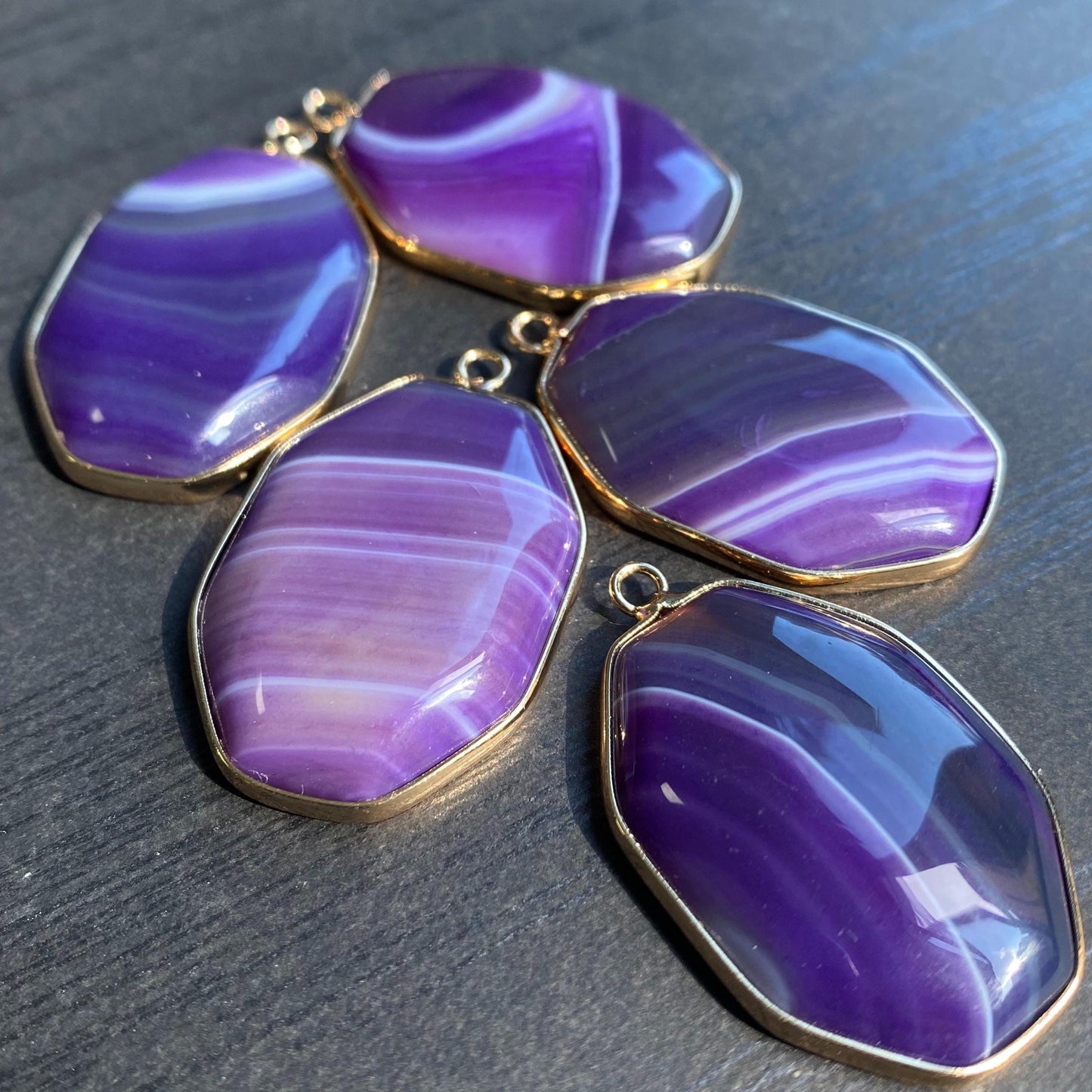 Facettierter lila Achat Anhänger mit Goldrahmen für Schmuckherstellung · Boho Stil · Naturstein Bastelperlen für DIY Halsketten & Geschenke