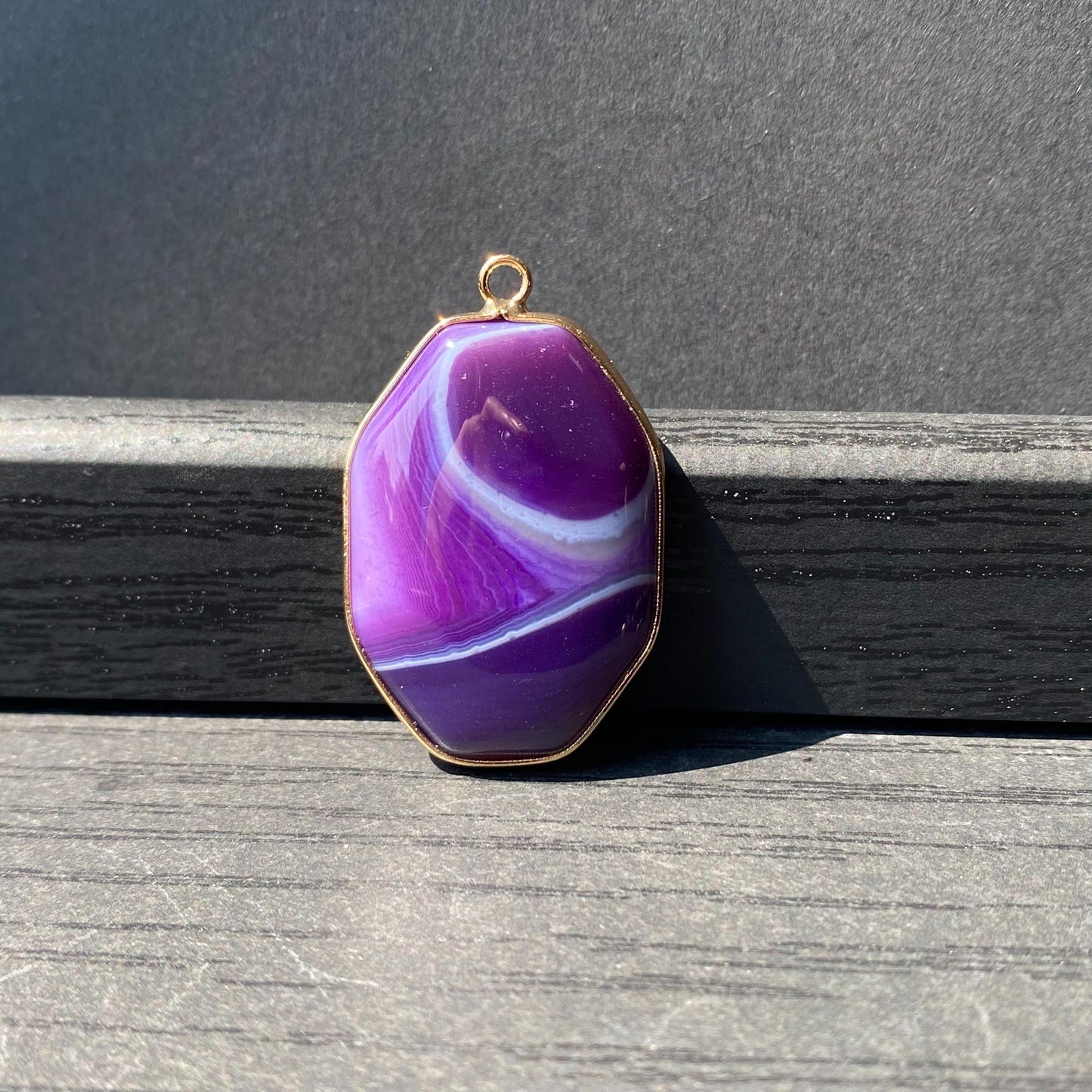 Facettierter lila Achat Anhänger mit Goldrahmen für Schmuckherstellung · Boho Stil · Naturstein Bastelperlen für DIY Halsketten & Geschenke